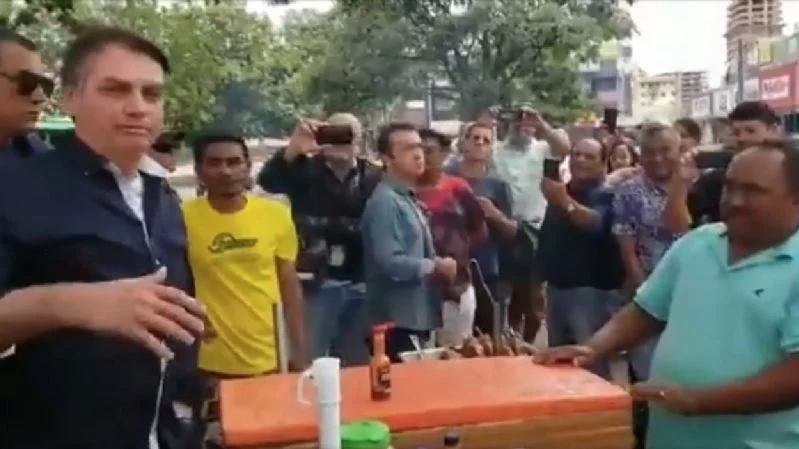 noticias24's tweet photo. Bolsonaro se pasea por Brasilia en contra de las recomendaciones sanitarias #QuédateEnCasa https://t.co/nHt4FpbWZn https://t.co/ypxzOQc0XU