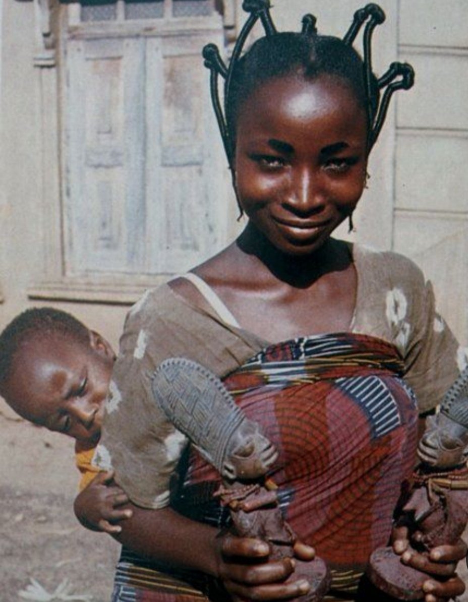 nasara_said's tweet photo. Quiero hacerte viajar hacia los múltiples rostros q tiene África. Lo q voy a mostrar, no es ni el 5% de lo q es la diversidad que compone a los africanos.

Con este viaje fotográfico, quiero q desconstruyas tu visión reduccionista d lo que es o lo q te han dicho q es lo "afro" https://t.co/AmbEaMXIWE