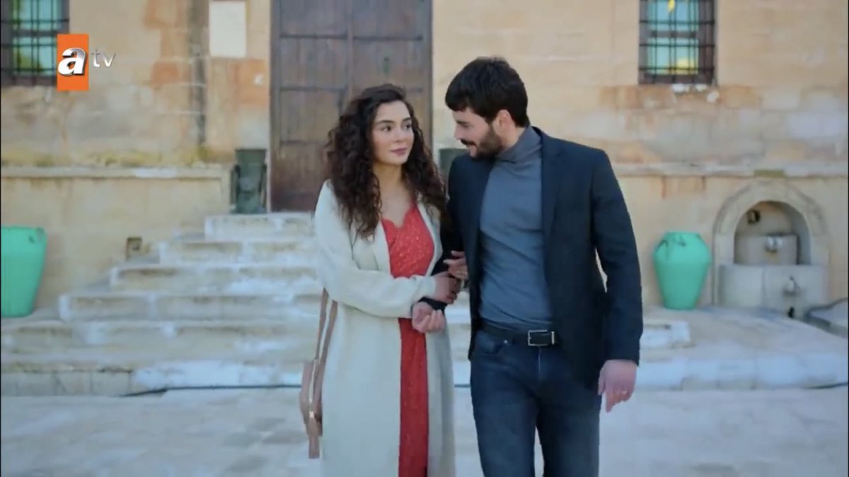 my eyes can’t help but look directly into their hands. it just feels natural. these little details are what get me. akın and ebru convey casual intimacy very well  #Hercai  #ReyMir