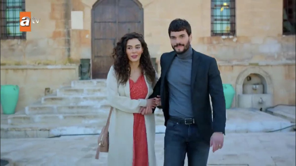 my eyes can’t help but look directly into their hands. it just feels natural. these little details are what get me. akın and ebru convey casual intimacy very well  #Hercai  #ReyMir