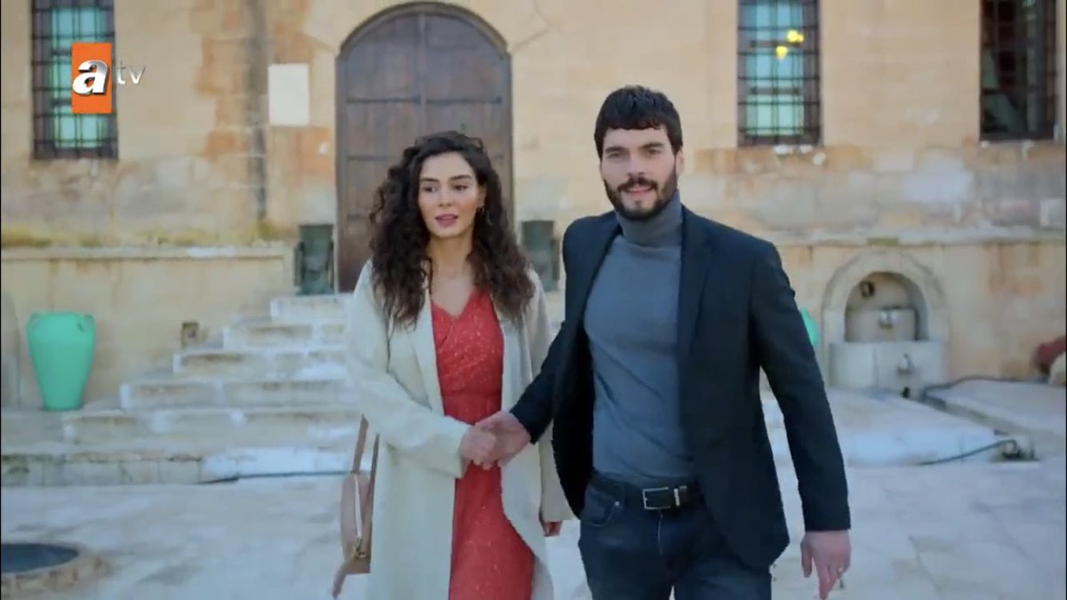 my eyes can’t help but look directly into their hands. it just feels natural. these little details are what get me. akın and ebru convey casual intimacy very well  #Hercai  #ReyMir