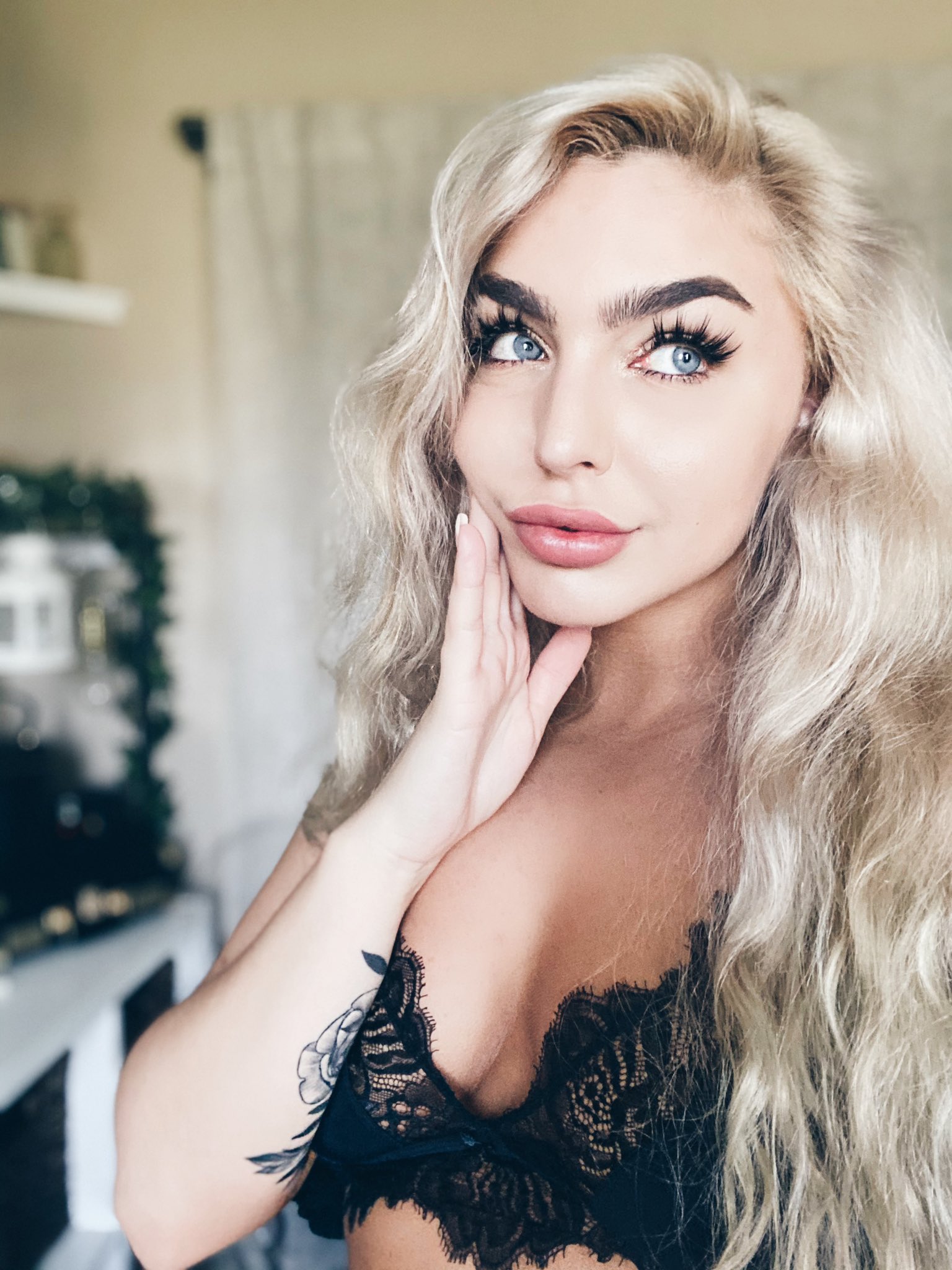 Emily Rinaudo on Twitter: "What’s happening? https://t.co/B3I80kdCm4" / Twitter