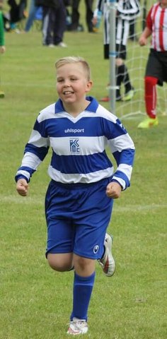 Davidbu57687665's tweet photo. If you are a football person please join the challenge of posting a football photo.Just one picture,no description. Please copy the text in your status,post a picture and look at some great memories/ pictures . https://t.co/PjKWoupcmS