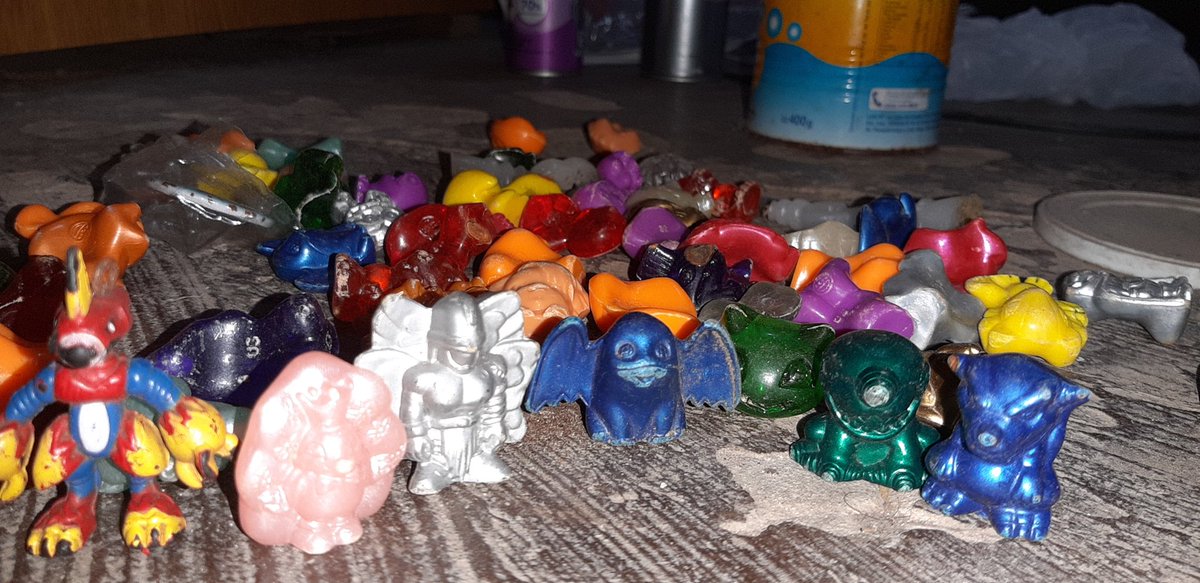 JuanmaLucero's tweet photo. En plena cuarentena limpiando y revolviendo las cosas encontré oro puro.

#Cuarentena #Cartas #Dbz #Tolas #Digimon #OroPuro https://t.co/XVrXE0s4w2