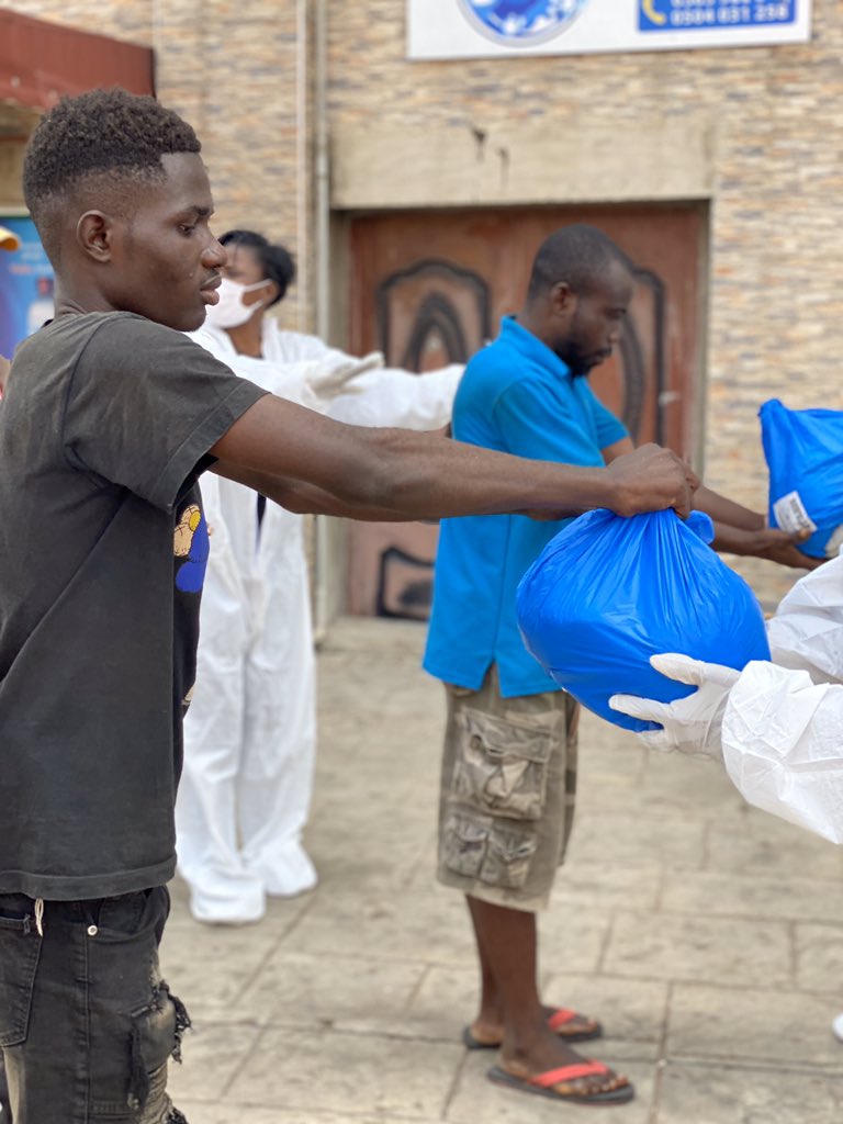 akosuashirly's tweet photo. These are not normal times! I'm glad we were able to come together and help those affected the most by the #LockdownGhana Proud of everyone at Free Lunch Gh &amp; everyone that donated #covid19 #emergencyfoodbank #ghana #freelunchgh #CitiCBS https://t.co/VIeq8X6b5O