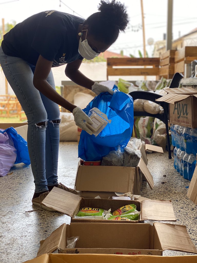 akosuashirly's tweet photo. These are not normal times! I'm glad we were able to come together and help those affected the most by the #LockdownGhana Proud of everyone at Free Lunch Gh &amp; everyone that donated #covid19 #emergencyfoodbank #ghana #freelunchgh #CitiCBS https://t.co/VIeq8X6b5O