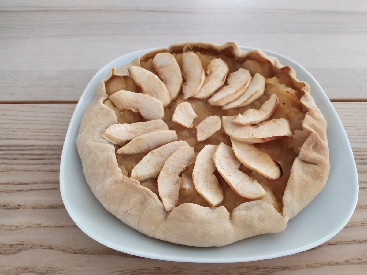 G_Thirel's tweet photo. #ConfinementJour13
Le dimanche, on cuisine !
De #COVID19 à #GROBID19 il n'y a désormais qu'un pas !
Avec par ordre d'apparition :
Tarte aux pommes
Brioches
Tarte aux poireaux
Nouilles sautées aux poivrons https://t.co/kSI1FUJY3Q
