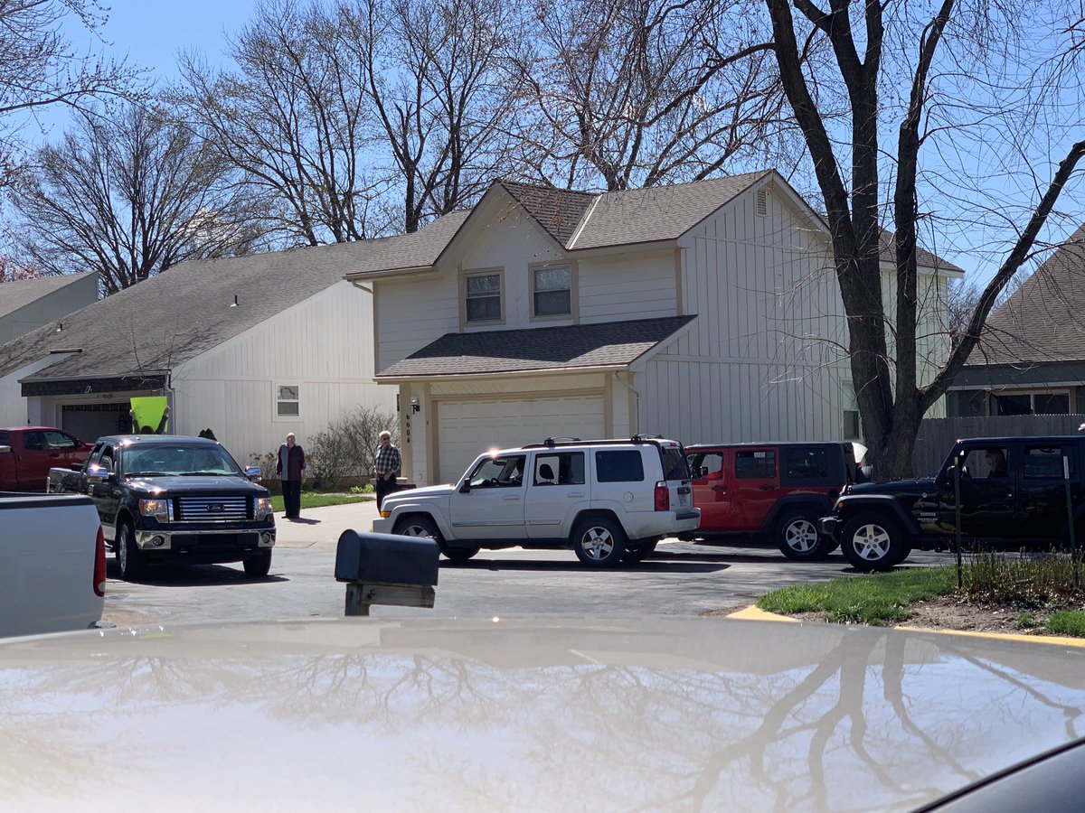 bradleyroberts's tweet photo. Parade of seven cars going around the cul-de-sac playing “Always Look on the Bright Side of Life” friends checking on an elderly neighbor. #heartwarming #coronavirus #kansascity https://t.co/jVSEGyqjle