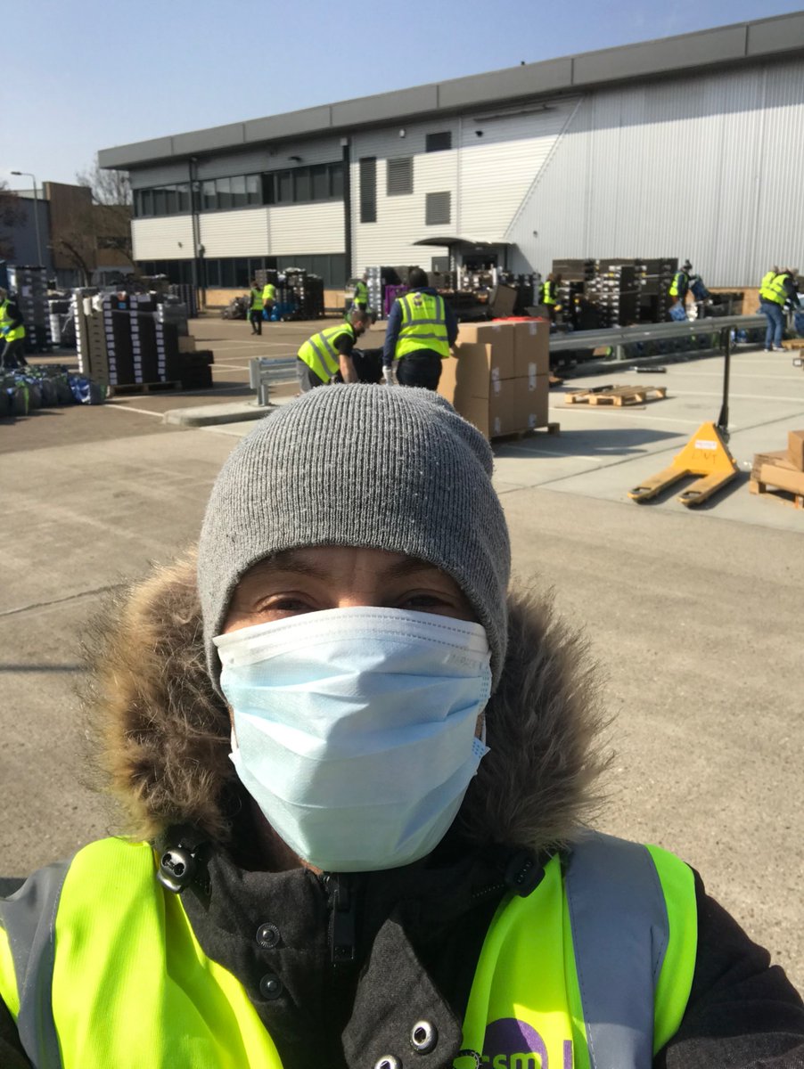 paulihicks's tweet photo. So proud at CSM Live to be helping Lidl pack and distribute fresh fruit and veg to thousands of our NHS Heroes across the UK #experiencegood @LidlGB #nhsuk @csmlive #nhsheroes #togetherwecan #thankyou https://t.co/Xy92k16nXD