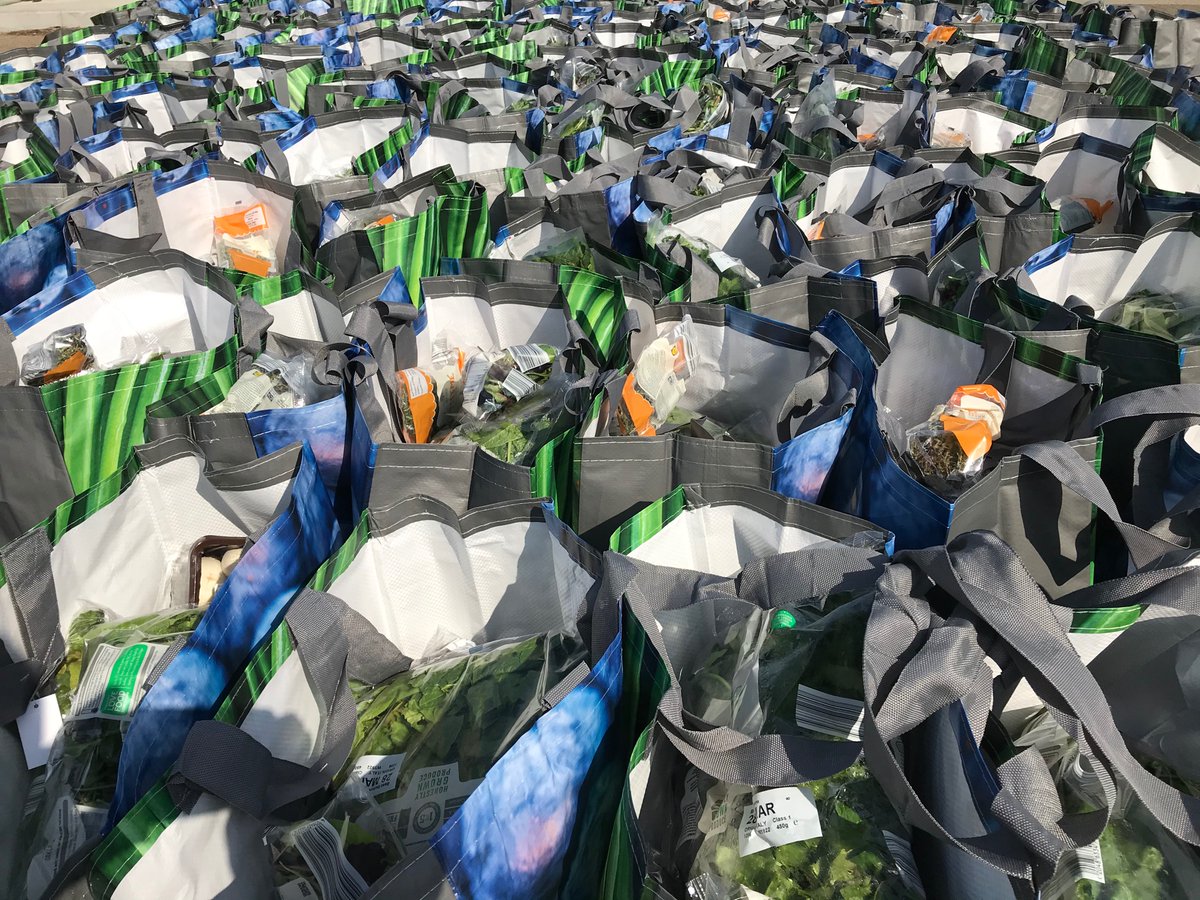 paulihicks's tweet photo. So proud at CSM Live to be helping Lidl pack and distribute fresh fruit and veg to thousands of our NHS Heroes across the UK #experiencegood @LidlGB #nhsuk @csmlive #nhsheroes #togetherwecan #thankyou https://t.co/Xy92k16nXD
