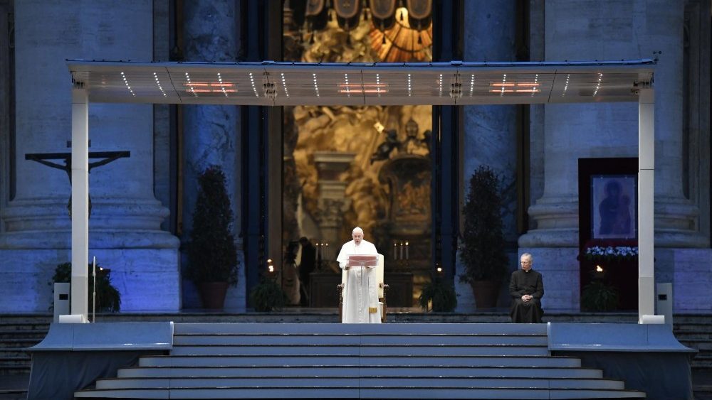 lula__murphy's tweet photo. 1630 the Pope excommunicated Florence board of health which had restricted numbers at religious processions to control plague.
2020 here is Pope Francis giving prayer service to an almost empty Vatican on Fri. How things change! #historyaday #historyathome #earlymodern https://t.co/j1r4YkPFrE