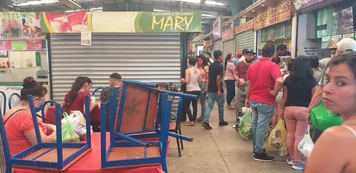 Así lucía  el mercado de Villa Nueva esta mañana: 

Mientras una parte de la familia desayunaba, la otra parte hacia las compras 🛍 

¿Entonces de qué sirve el #toquedequeda? 

El virus 🦠 no se lo contagia de las 4:00 pm a las 4:00 am 👏🏼