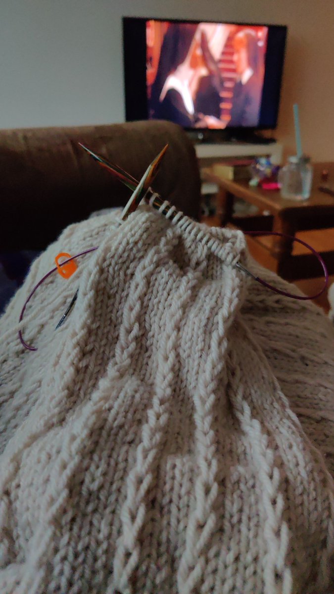 Njótum sunnudagskvöldsins.. 🧶☀️📺