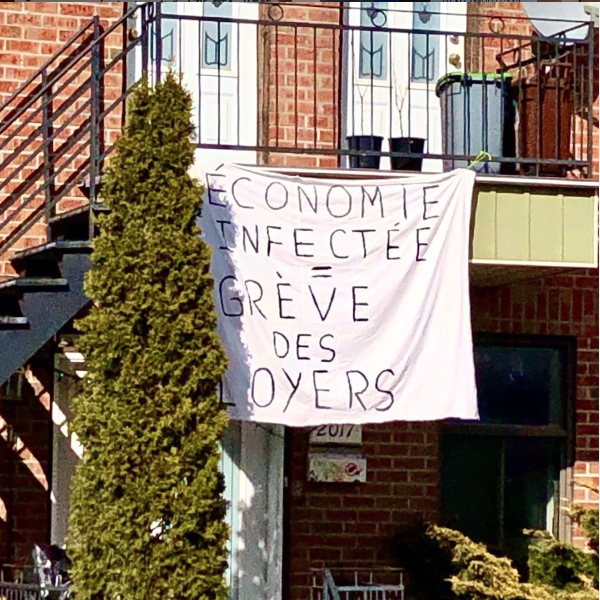 DesLoyers's tweet photo. Les draps blancs continuent d'être déployés à Montréal et ailleurs pour un trêve générale! Annulez les loyers!! ✊✊ #grevedesloyers #RentStrike https://t.co/pmXKiU4lME