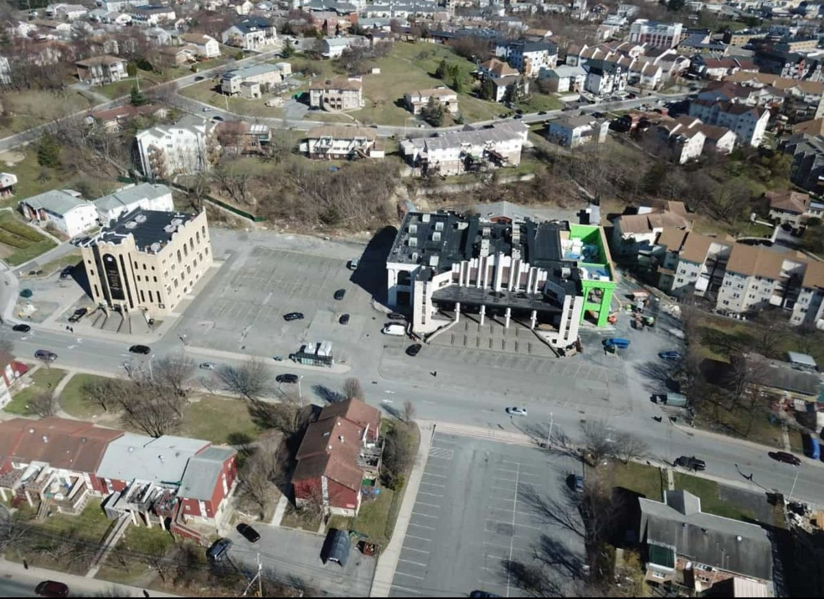 TownPalmTreeHQ's tweet photo. The main synagogue in the town of PalmTree locked for weeks, surrounded by empty streets. #Covid_19 #Hasidic #CoronaLockdown https://t.co/8tHRS012YJ