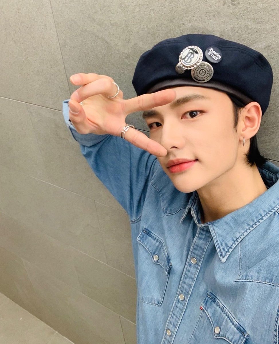 instagram_skz's tweet photo. [20.3.29]
😎
👕
👖
#straykids #Lovestay #음악중심 https://t.co/vk5Vy3rVCR