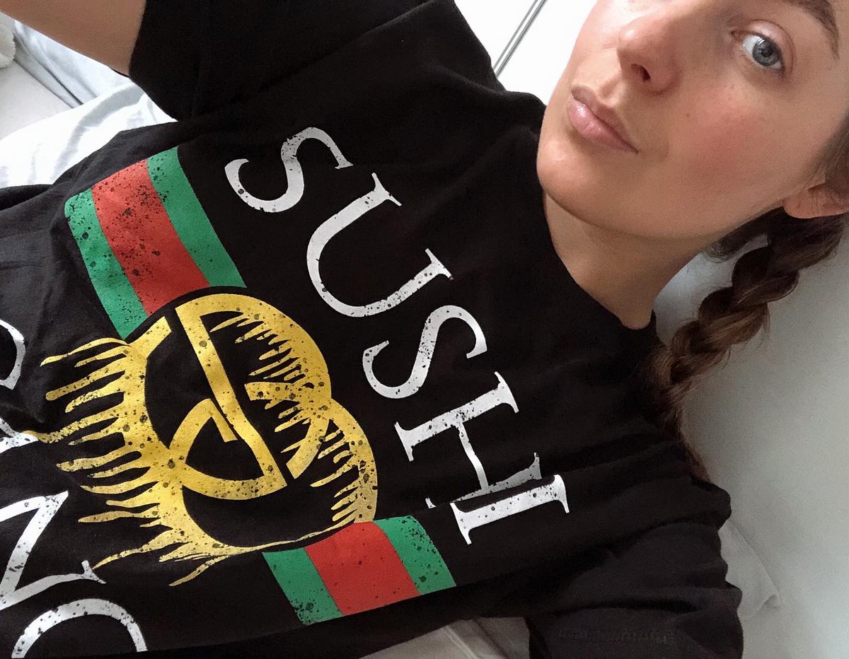 naomiecarpenter's tweet photo. Sushi Sunday ๐ฃ @SushiMeRollin1 even threw in a lil sushi gang top + beer ๐ป thanks guys โฅ๏ธ nails still lookin fresh ๐
๐ผ and Iโve tanned just coz ๐ #nomakeup #bondisands #selfcare #skullencollective #sushimerollin #doingmeregardless #sunday https://t.co/qHScfbzBHV