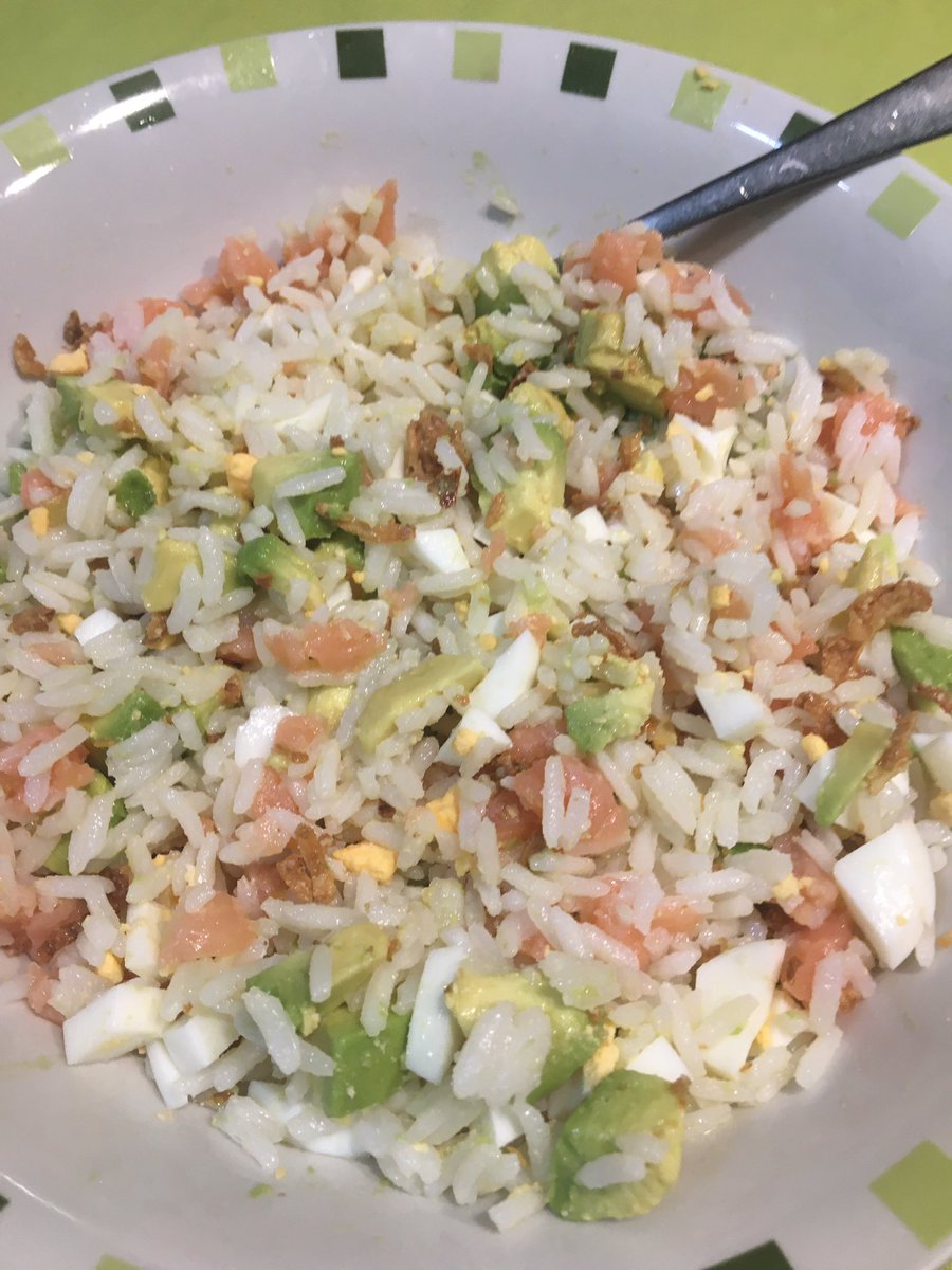 ruthymps's tweet photo. @TRASTIENDACHAGO Mi receta de ensalada de arroz, aunque queda igual de rica con lechuga: aguacate, huevo duro, salmón y cebolla frita #QuedateEnCasa https://t.co/rqL9mIxq3i