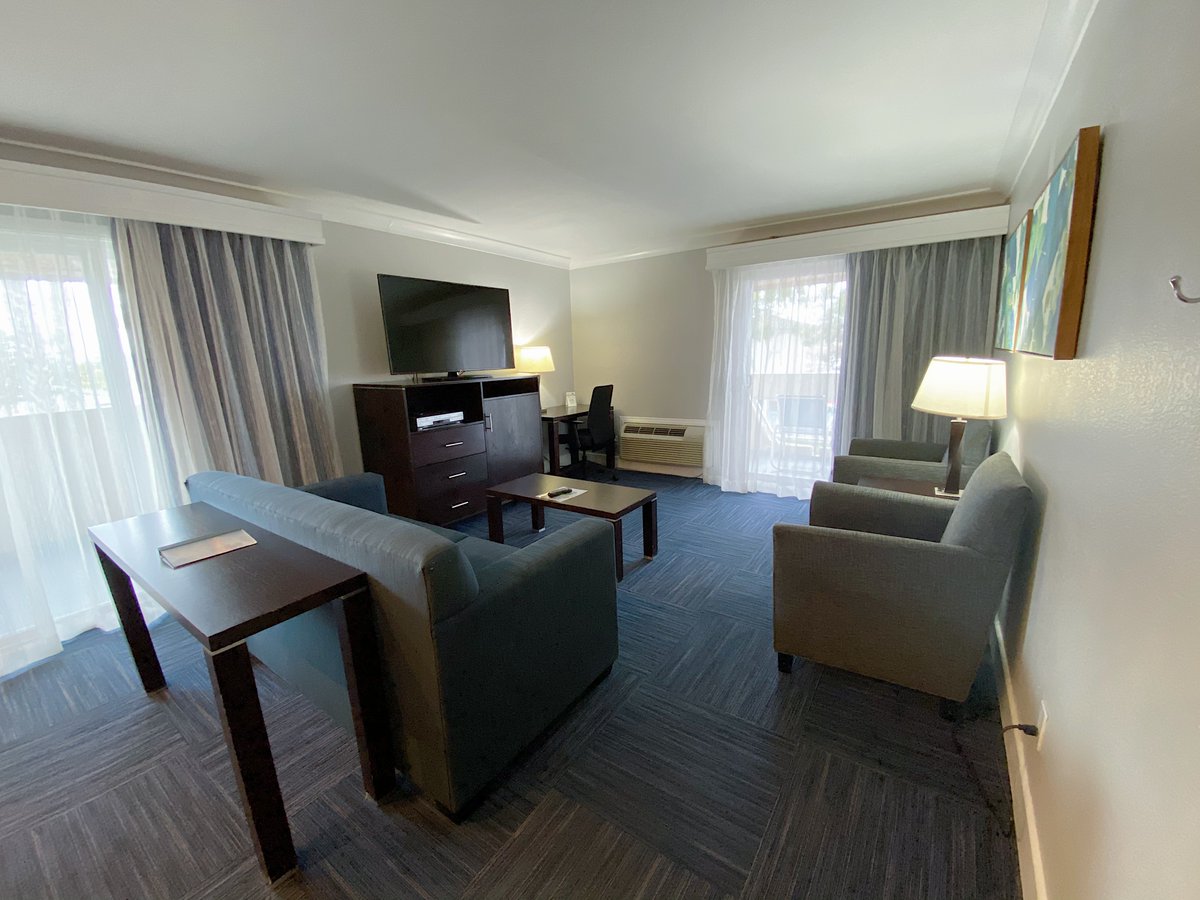 thepacificinnsb's tweet photo. Did you know that our 𝒜𝒹𝓂𝒾𝓇𝒶𝓁 𝒮𝓊𝒾𝓉𝑒 is pretty spacious? 
.
.
It even includes a walk-around balcony and jacuzzi tub. 🛁 If looking to book, give us a call directly and we can make a reservation. ☎️ We’d love to have you! 
.
.
#instatravel #suite #boutiquehotel https://t.co/TBGpNkHh4C