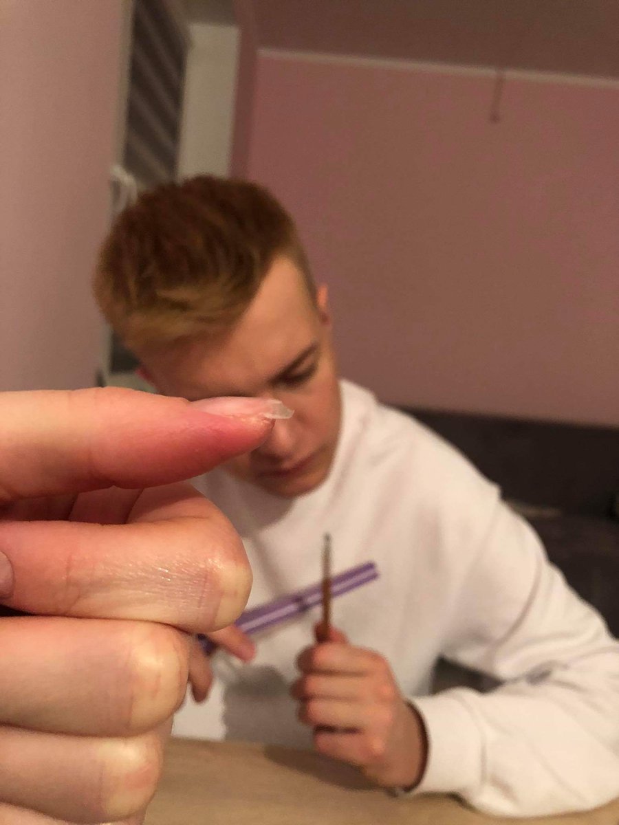kasiuls's tweet photo. Gdy chłopak przedłuża Ci paznokcie 🤦‍♀️😂💅 https://t.co/EzfnqOxTBK