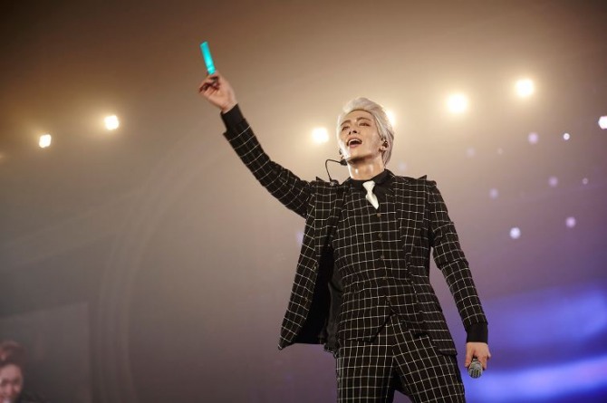 Then we get to SHINee World IV.Arguably the greatest of SHINee's concerts in the history of everything, ever... This look was almost 'EVERYBODY' 2.0, and matched so well with the costumes and staging.These performances were stunning.