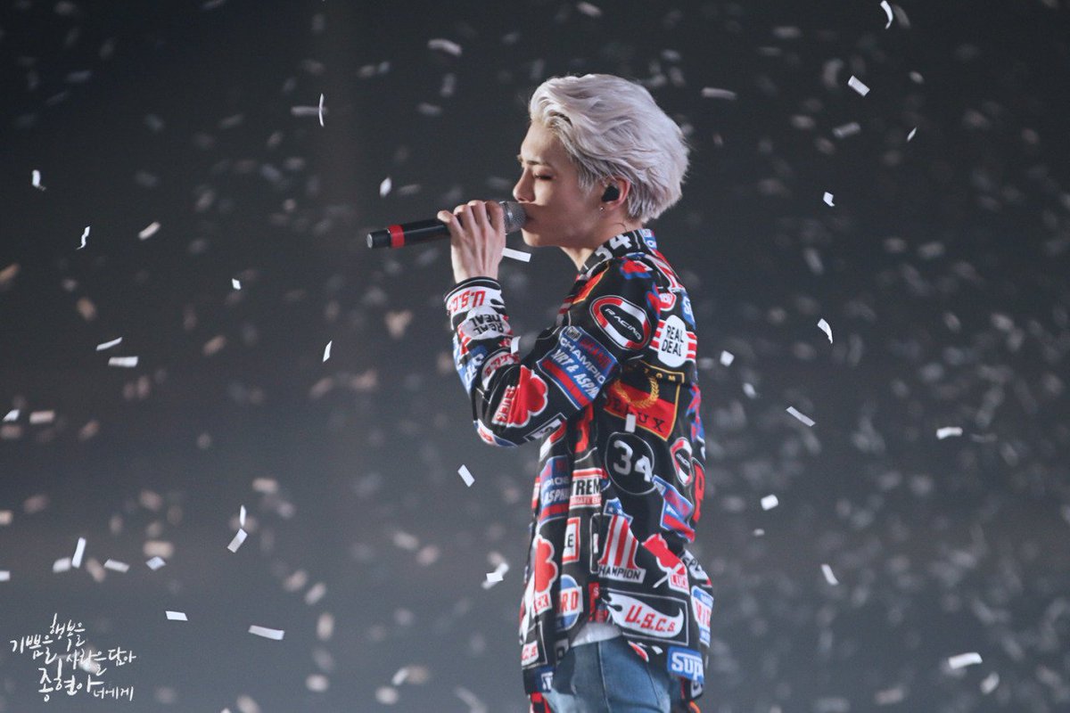 Then we get to SHINee World IV.Arguably the greatest of SHINee& #39;s concerts in the history of everything, ever... This look was almost & #39;EVERYBODY& #39; 2.0, and matched so well with the costumes and staging.These performances were stunning.