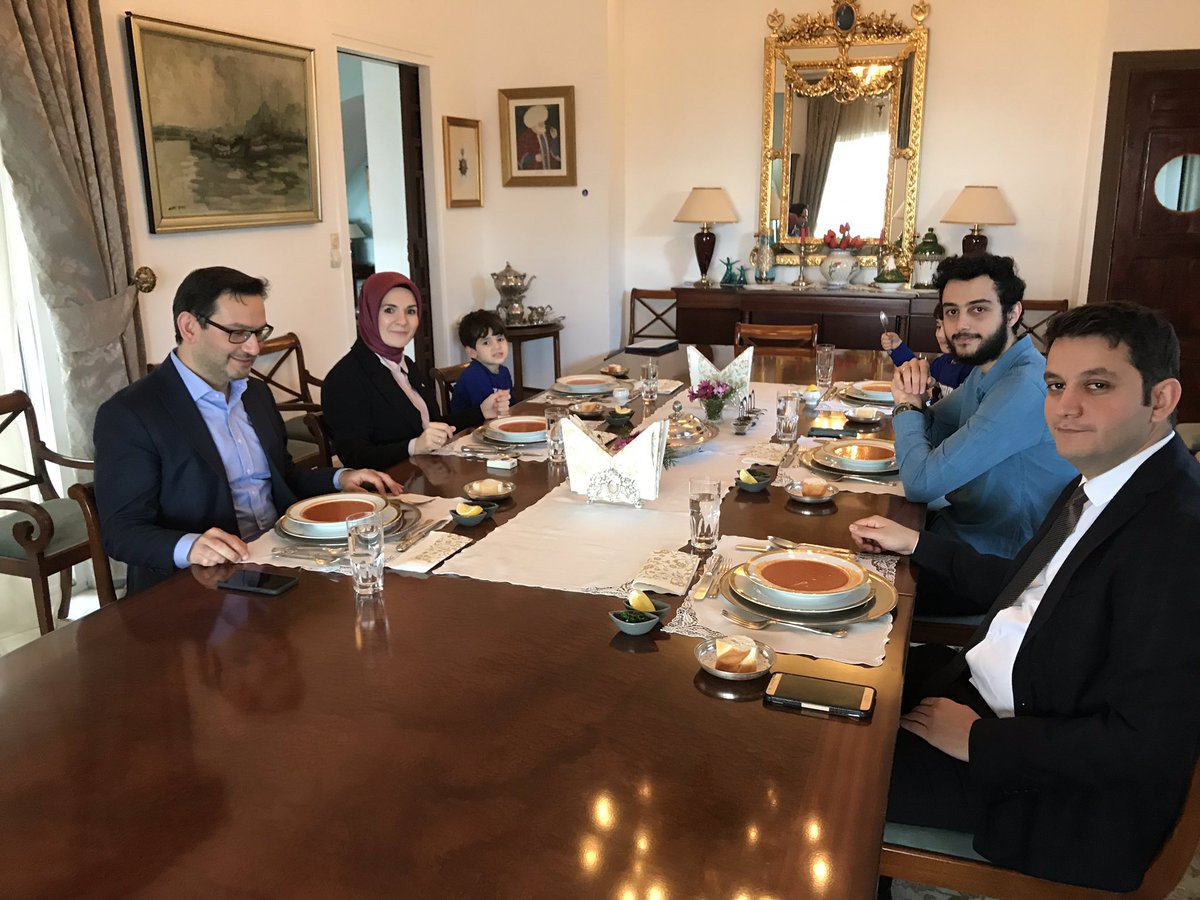 1serdarsener's tweet photo. Hanımefendi ve eşi bir aile sıcaklığıyla ağırladılar. Vatanıma dönene kadar sıcak yemek de gönderecekler ☺️Sonsuz teşekkürler @Mahi_Nur @yilmaz_ismet58 https://t.co/dypneBDeim