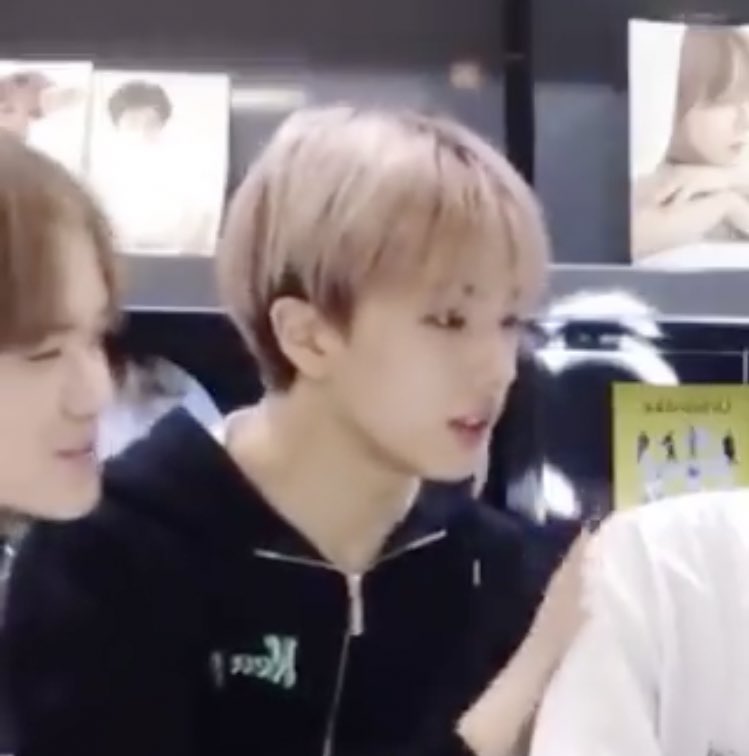 when jisung is sitting next to someone he often rests his hand on their shoulder and pats them