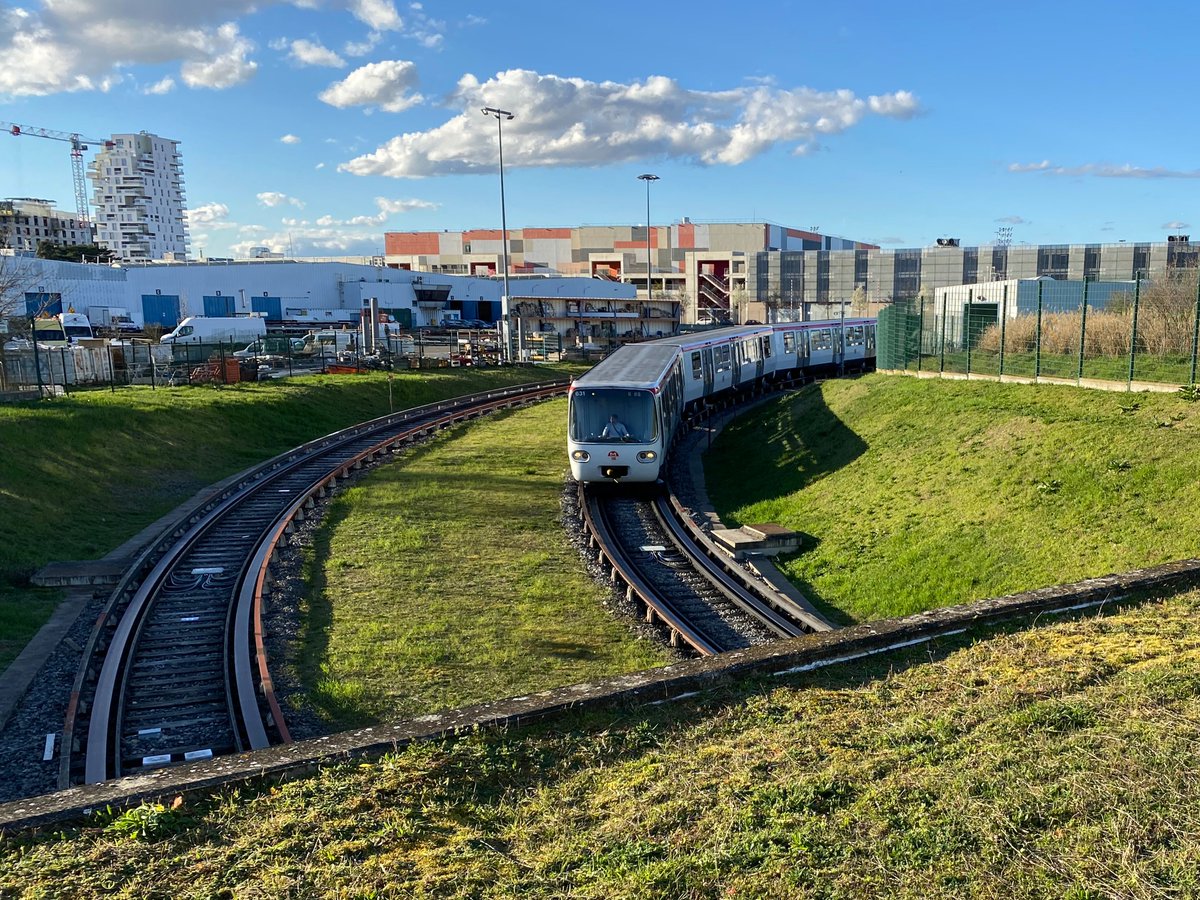 LyonUrbanRail's tweet photo. Une rame #MPL75 quitte l'UTMA de la Poudrette pour rejoindre le réseau. #MetroLyon #TCL https://t.co/HlsIEZrtUo