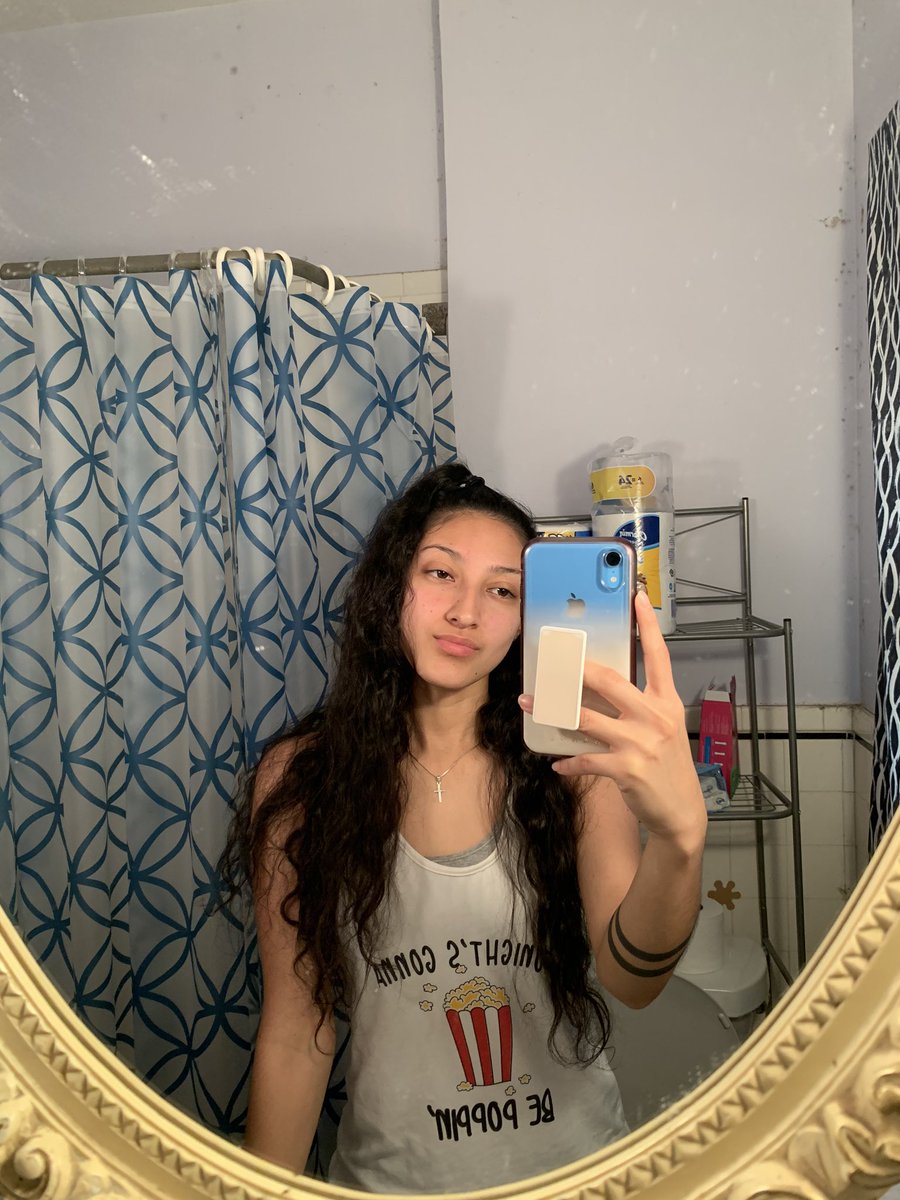 ariannav181's tweet photo. I’m regretting all the times I stayed home instead of hanging out with friends... 🙄 https://t.co/DgIHeGtNu6