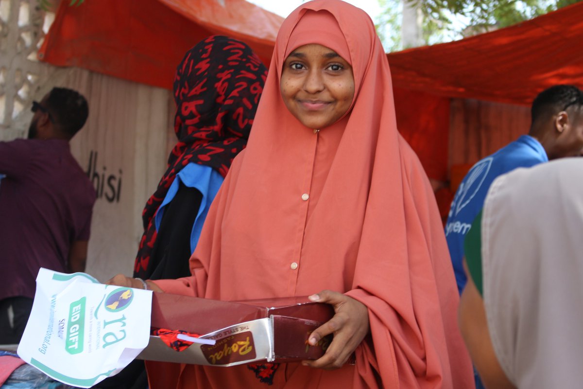 HelpYateem's tweet photo. Although a gift did not change the life of this little Somali girl. It certainly gave her hope for better days π #Helpyateem https://t.co/Hl4lCTqXf8