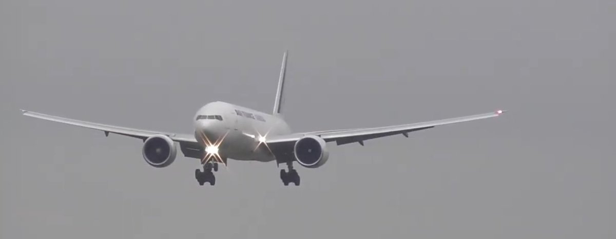 holste_max's tweet photo. La France se targue d'avoir l'un des meilleurs systèmes de soins hospitaliers, au monde. Sauf qu'il dépend de la logistique des antipodes, dès la 1ère crise. (Finale du vol #AF6901 sur CDG, avec 5,5 millions de masques Chinois, dans ses soutes). https://t.co/QwwKs4fuXl