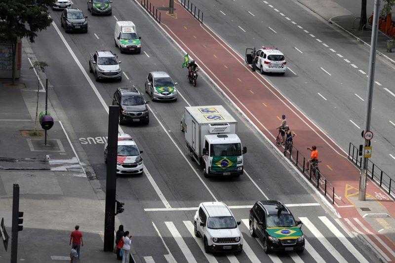 TrendicMundo's tweet image. Bolsonaro visita un mercado para insistir en que "Brasil no puede parar" dlvr.it/RSpJ5Y