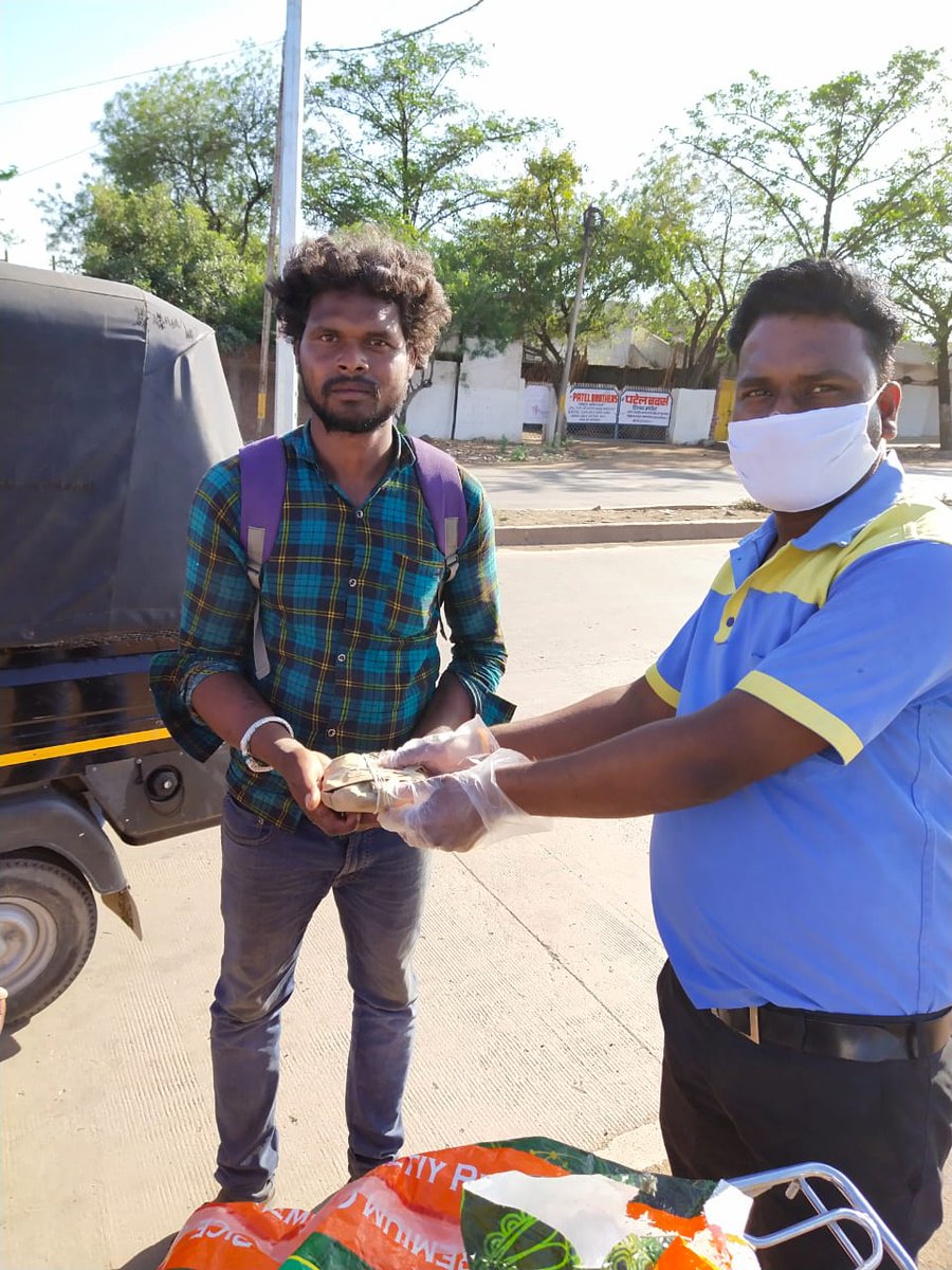 BPCRetailJBP's tweet photo. RO Satna Fuels at Transport Nagar Satna, dealer carrying out noble cause of food distribution for migrant workers #HarEkKaamDeshKeNaam #FightbackAgainstCovid19
@BPCLimited @BPCLRetail @rakeshsinhabpc @abhishekgaurbpc https://t.co/miCxuCDpfp