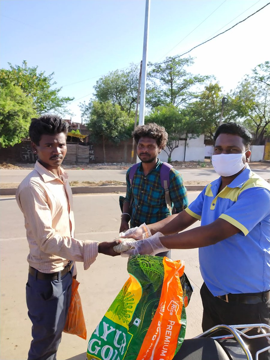 BPCRetailJBP's tweet photo. RO Satna Fuels at Transport Nagar Satna, dealer carrying out noble cause of food distribution for migrant workers #HarEkKaamDeshKeNaam #FightbackAgainstCovid19
@BPCLimited @BPCLRetail @rakeshsinhabpc @abhishekgaurbpc https://t.co/miCxuCDpfp