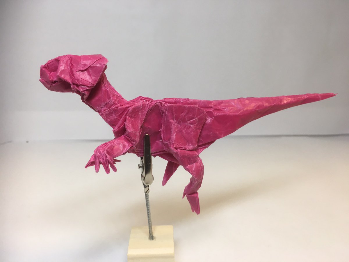 Under18_Origami's tweet photo. #JTOU創作コンテスト
③インロンを急襲するグアンロン
（Guanlong attacking Yinlong）
※ ピンク→インロン、赤→グアンロン
【作者コメント】
インロンは全然インロンっぽくないですが、あまり気にしないでください
躍動感ある見せ方をしたかったですが、イメージ通りのものを作るのは難しいですね https://t.co/imtb9rotqK