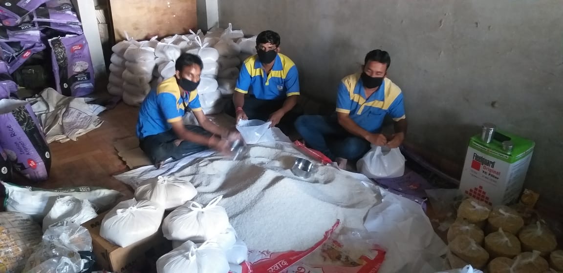 BPCRetailJBP's tweet photo. RO Z.S. Vishandasani at Shahdol carrying out noble cause of grocery distribution #HarEkKaamDeshKeNaam #FightbackAgainstCovid19 @BPCLimited @BPCLRetail @rakeshsinhabpc @abhishekgaurbpc https://t.co/NCGm8OO5I6