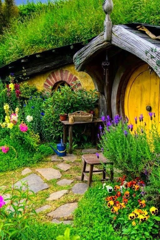 lowder_e's tweet photo. The comforts of a Hobbit house. While holed up ,this reminds me of fresh bread in the oven and soup on the stove. @CrayonToCrayon @Loobydoobs @Jonnythealien2 @MissParker0106 @HobbitHouseTwts @quarintinetime1 https://t.co/qKFW4em0Ve