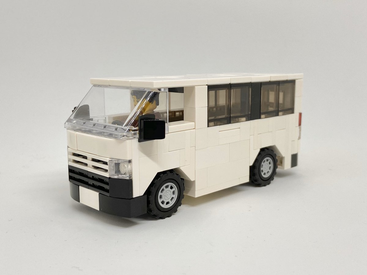 ヤキメシ トヨタのハイエースをレゴで作りました バンパーを黒にしたので社用車風に 作り方として特に変わったことはないですが ミラーの取付は結構うまくいったかな という感じです レゴ 6wlc トヨタ ハイエース Lego