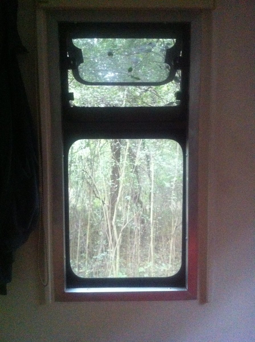 1114El's tweet photo. En la 1er foto se ve el calado de la chapa para lo que sería la ventana frente a la cama... una idea que sabíamos íbamos a disfrutar 🤩
#casarodante #motorhome #campingcar #camping #autocaravana #airelibre #rodanteando #vanlife #viajesobreruedas https://t.co/t8D1QCxzx8