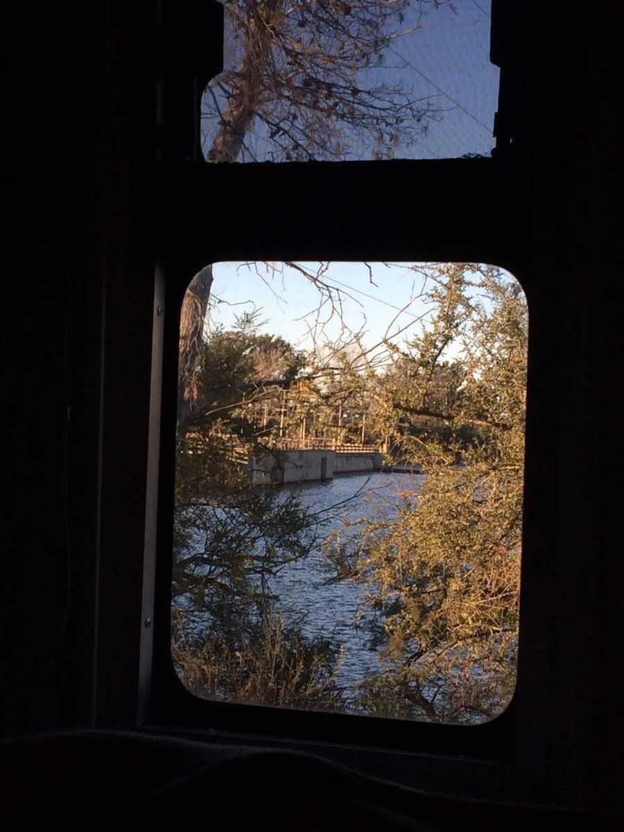 1114El's tweet photo. En la 1er foto se ve el calado de la chapa para lo que sería la ventana frente a la cama... una idea que sabíamos íbamos a disfrutar 🤩
#casarodante #motorhome #campingcar #camping #autocaravana #airelibre #rodanteando #vanlife #viajesobreruedas https://t.co/t8D1QCxzx8