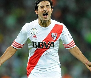 Vamos con otra camiseta y miren quien la lleva puesta @pisculichileo 
24 hs recordando camisetas del Millonario.

#riverplate #riverplategram #riverplatense #riverplateoficial #elmonumental #vamosmillo #inforiver #muñeco #riverteamo #vamosriver #RiverCrece #SomosElFuturo