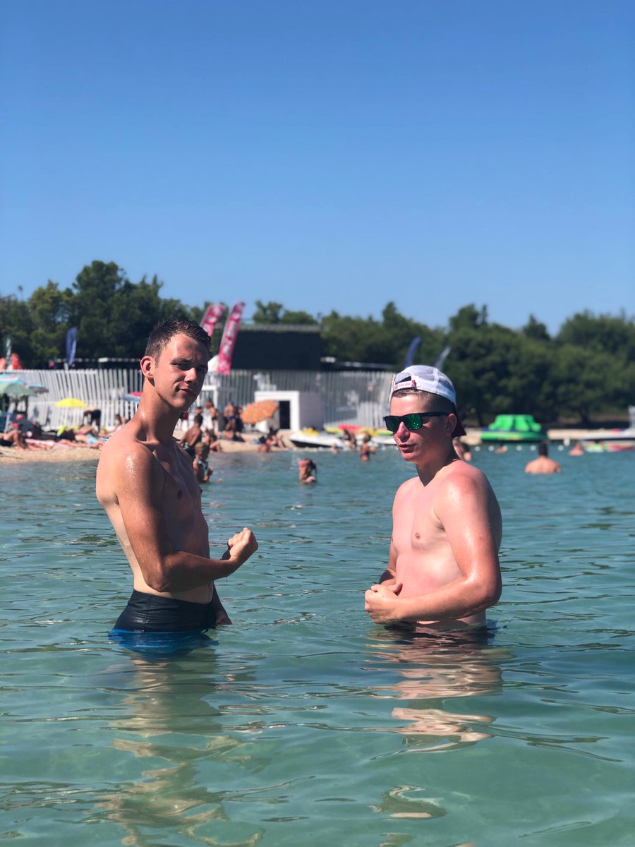 Justin_1805's tweet photo. Ehhh ça yest la vingtaine mon bestio, bon anniversaire!!🎂 on est ensemble depuis le début 💘💘sinon a part ces mots doux, on se met la race quand?? https://t.co/D70w0uyGVT