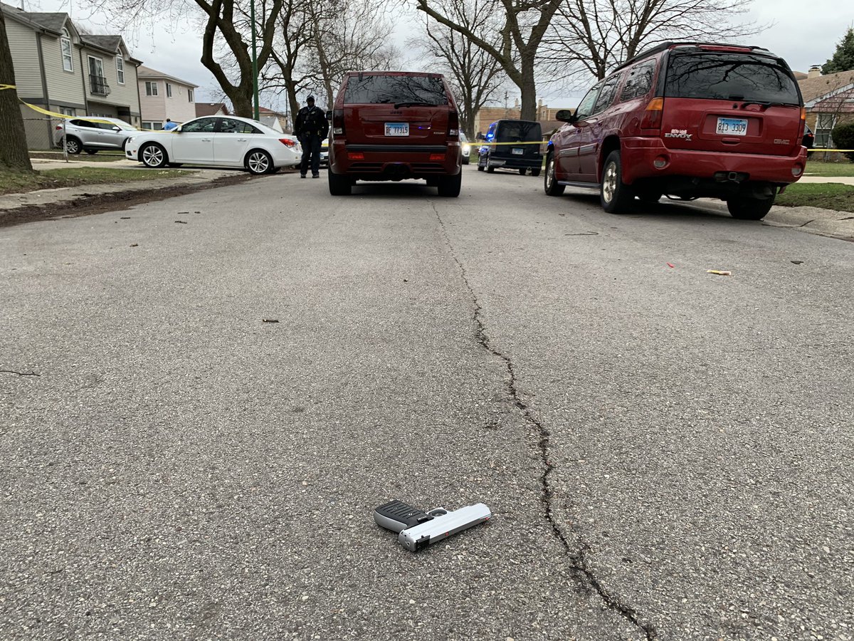 Chicago_Police's tweet photo. Despite the Shelter-In order by Gov Pritzker and Mayor Lightfoot crime continues to take place in Chicago. Chicago Police units continue to fight crime on foot, patrol car or horseback. #CPDMediaCar https://t.co/zyckgwifV5