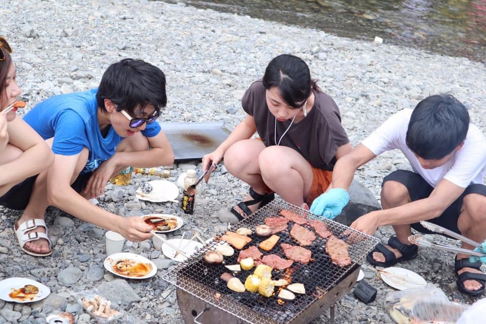 DoubleEight__88's tweet photo. 毎年8月はみんなでBBQ🍖

私たちDouble Eightの夏は大会にイベントに大忙し！💨
そんな中でも忘れちゃいけないのがめいっぱい遊ぶこと！💪
川辺に行ってお肉を焼いて水を浴びて夏大満喫！☀️ 私たちと一緒に充実した夏を過ごしませんか？✨ #春から成蹊 #ダブルダッチ #DoubleDutch #サークル https://t.co/VUPHpfoftD