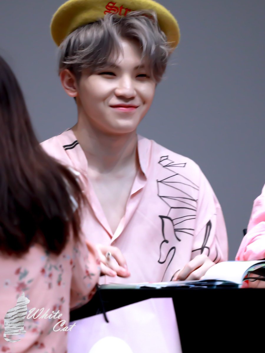 mingi and woozi wearing the same shirt (so pretty )