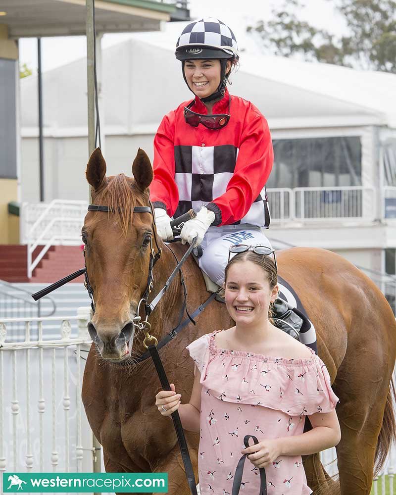 TaylaStone's tweet photo. If you are a horse racing person please join the challenge of posting a racing photo. Just one picture, no description. Please copy the text In your status, post a picture and look at some great memories/pictures https://t.co/RPEpxB1igR
