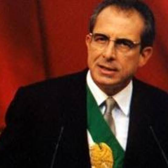 LFFM_FER's tweet photo. Un presidente que llegando al mandato se enfrentó a la peor #crisis de #Mexico en los tiempos modernos, la salida de capitales, engrosada además por corrupción y un mal manejo de las finanzas públicas, lograron una enorme devaluación está costó mucho a los mexicanos @fondo_forma https://t.co/OAVzzqag3D