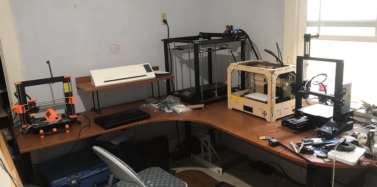 notrslau's tweet photo. Printers, bring yourselves back online.

Cleared desk and almost done setting them up. Should be able to start production tonight. #OpShieldsUp @MasksForDocs https://t.co/xCsNUvFTFF