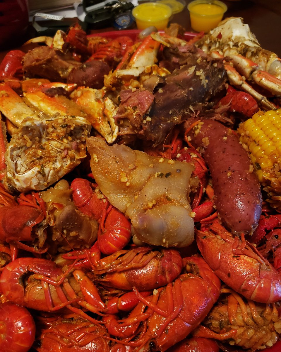 KeisKravings's tweet photo. Dinner consists of Turkey Necks, Pig Feet,Dungeness Crabs, Beef Sausage, Corn, Potatoes and Crawfish covered in Kei's Sauce🤤🤤 https://t.co/illWIMQ1dN